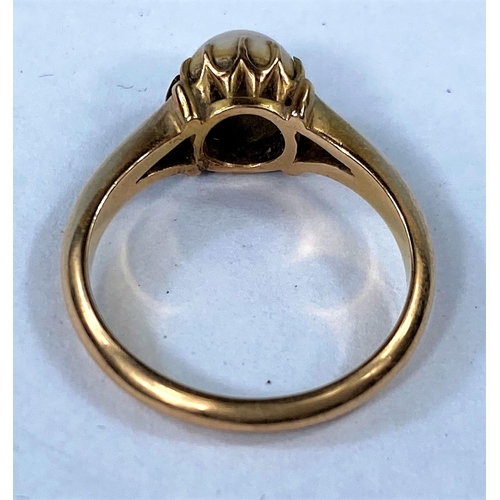 415 - A 15carat hallmarked gold dress ring set with a pearl coloured stone 3.2gm. Size M