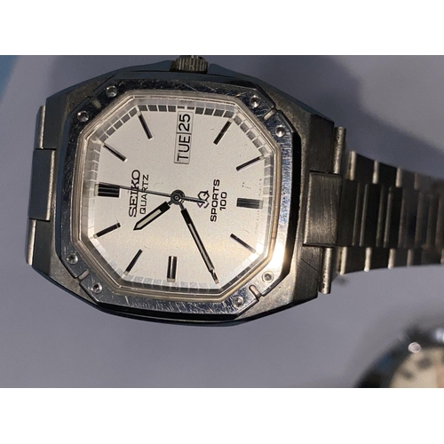 330 - A Seiko quartz stainless steel wristwatch 