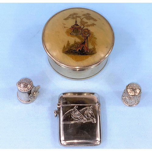 322 - A hallmarked silver Vesta case with relief decoration of 2 horses heads ; a silver thimble and anoth... 
