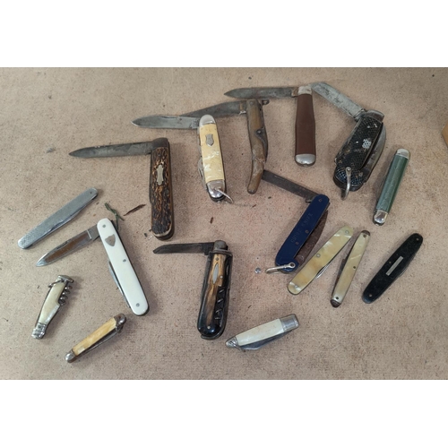 50E - A selection of vintage pocket knives of various types