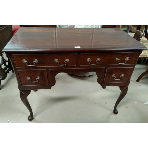 524 - An early/mid 20th century mahogany kneehole desk in the Georgian style with 4 drawers, on cabriole l... 