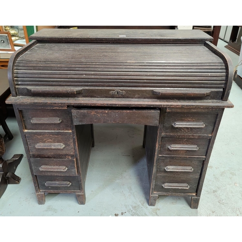 538 - An early 20th century 'D' front oak, roll top kneehole desk