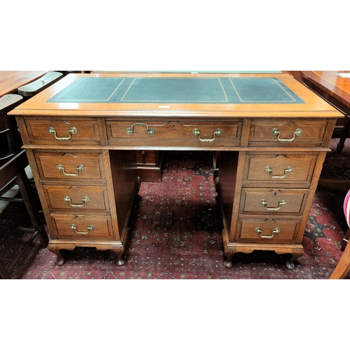 541 - An Edwardian oak kneehole desk with inset leather top and 9 drawers, on cabriole legs, width 117 cm ... 