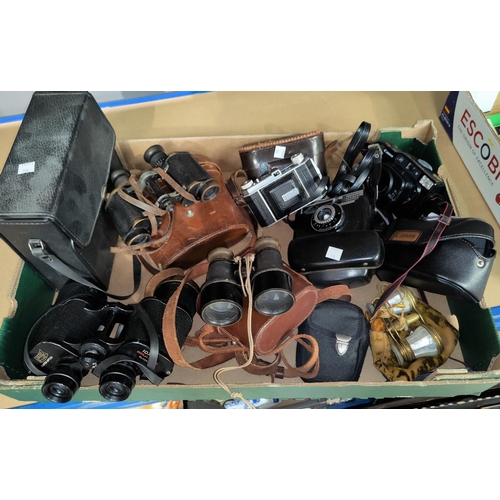 114 - A selection of vintage cameras; binoculars; etc.
