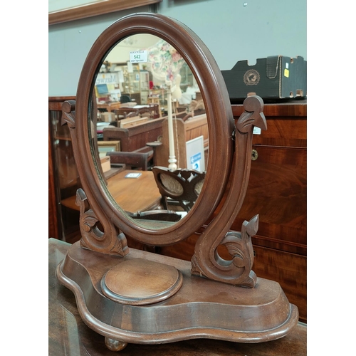 542 - A Victorian oval dressing table mirror in mahogany free standing frame
