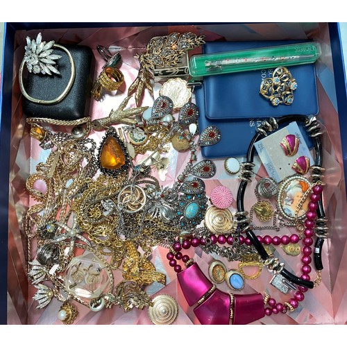 356 - A quantity of costume jewellery