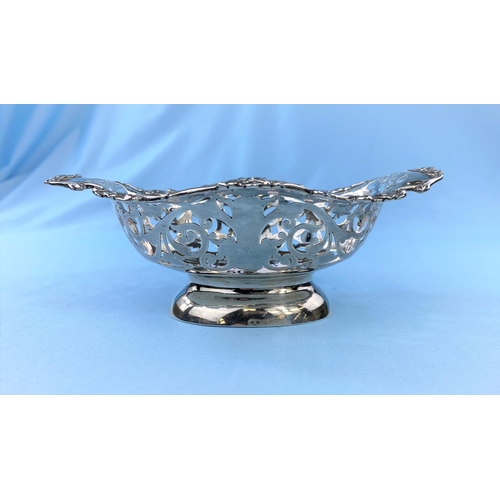 502 - A hallmarked silver pierced bon bon dish on pedestal foot Chester 1908 4.4 oz