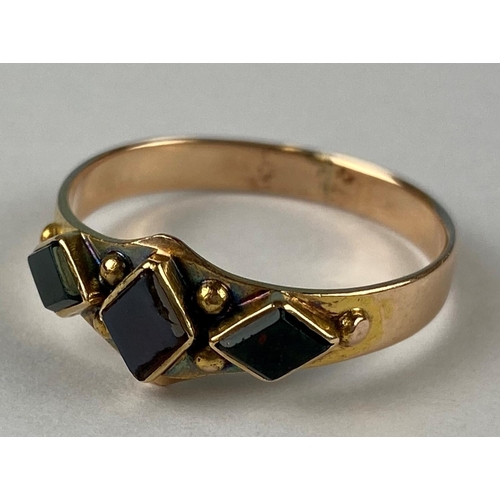 444 - An early 20th century 15ct ring set with 3 diamond shaped blood stones hallmarked Birmingham 1922, m... 