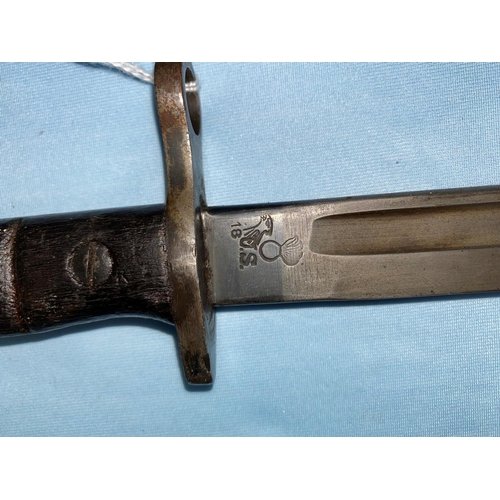 187 - A US Remington 1913 pattern bayonet with scabbard, blade stamped U.S. REMINGTON 1918, (blade 43cm)