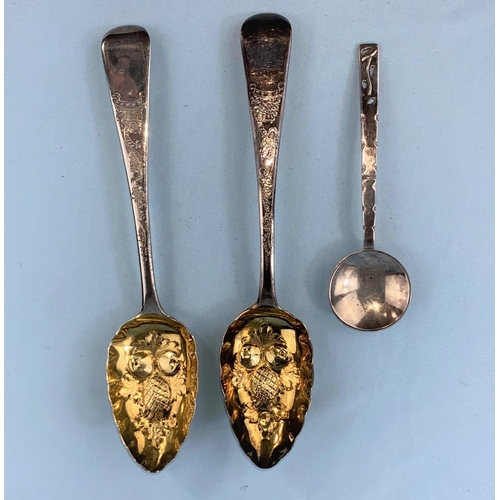 432 - A Georgian pair of berry spoons, London 1817, 4.2 oz