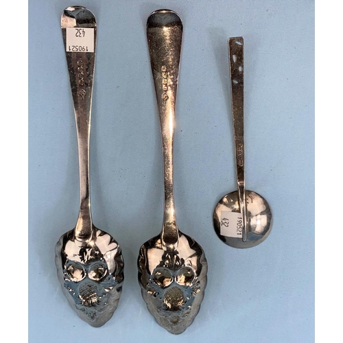 432 - A Georgian pair of berry spoons, London 1817, 4.2 oz