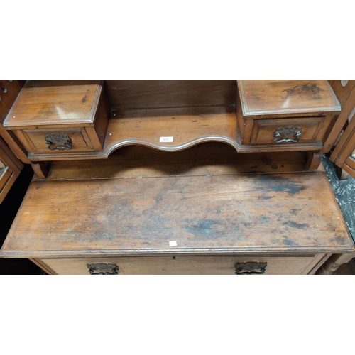 571 - An Edwardian satin walnut 2 piece bedroom suite comprising 3 height dressing table and washstand wit... 