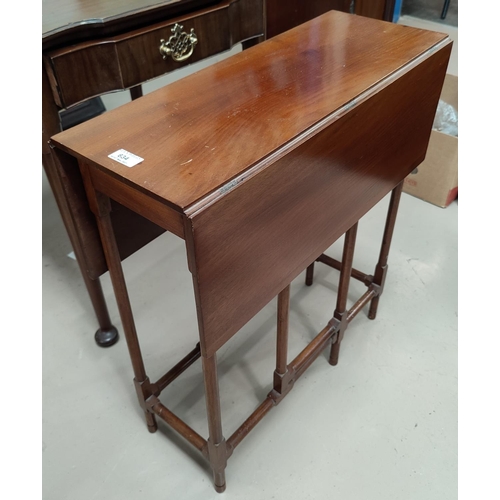 634 - An Edwardian mahogany Sutherland table on spider legs