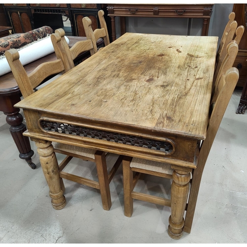 673 - A rectangular pine dining table and 6 rustic kitchen chairs