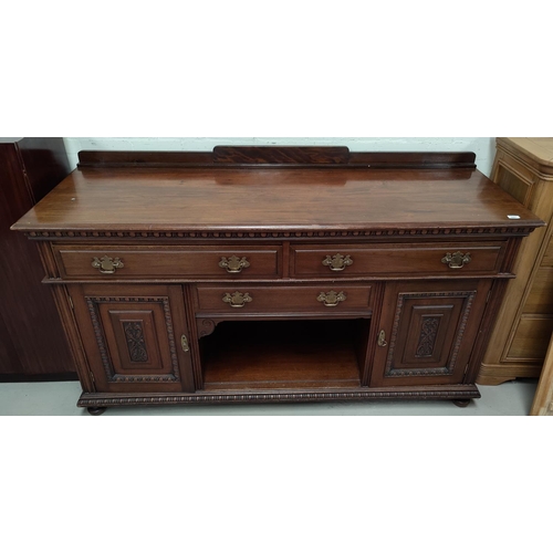 683 - A large late Victorian/early Edwardian mahogany sideboard with 3 drawers, 2 cupboards and central sh... 