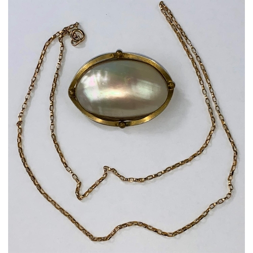 469 - A 9ct gold chain necklace 4.7gms and a shell effect brooch with gilt surround