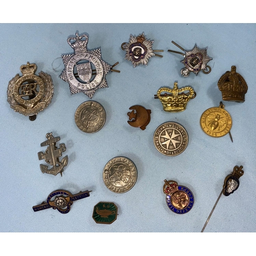 226 - A British Transport Police cap badge, other badges