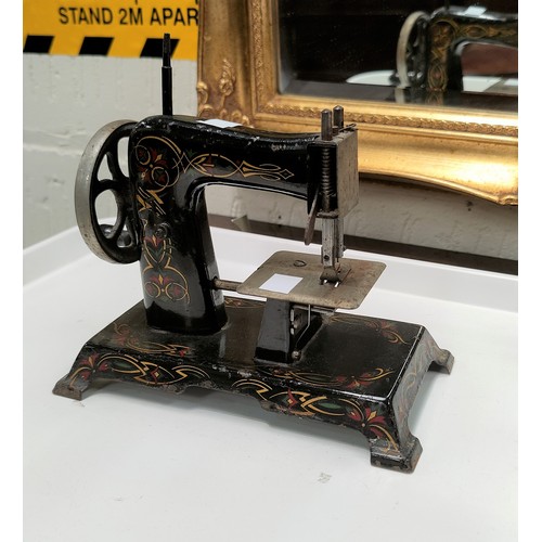 31A - A child's early 20th century sewing machine