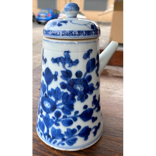 435 - An 18th century Chinese blue and white lidded chocolate pot with floral decoration, height 14.5cm (s... 