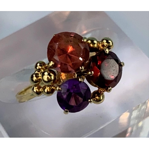 535 - A lady's 18ct hallmarked gold dress ring set with 2 red and 1 orange coloured stone, size O/P 3.2gm ... 