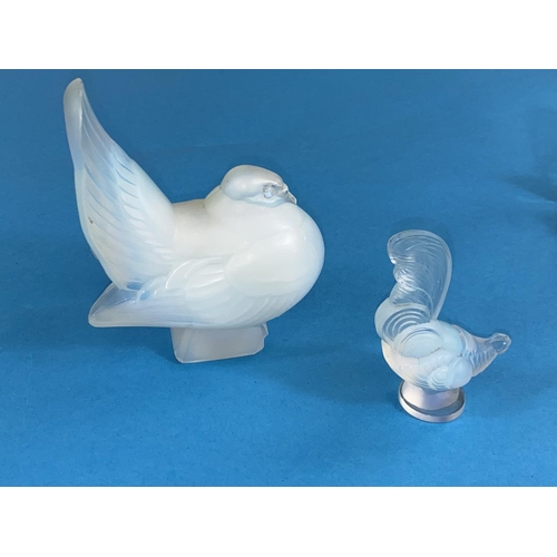 389 - A French opaque glass dove signed Sabino, Paris, base a.f. and a Sabino glass cockerill (base of dov... 