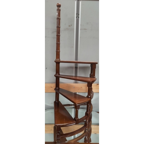 707 - A 4-tread library steps, height 121 cm