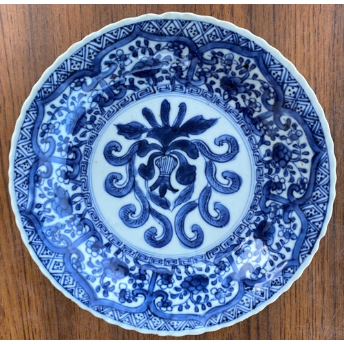 438 - An 18th century Chinese blue and white dish with floral border, diam 22cm (minor chip and hairline)
