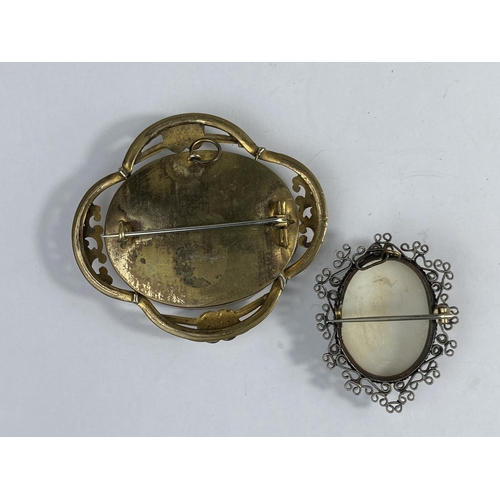 506 - A large Victorian gilt metal memorial brooch with hair in a fleur de lys style on pearlized backgrou... 