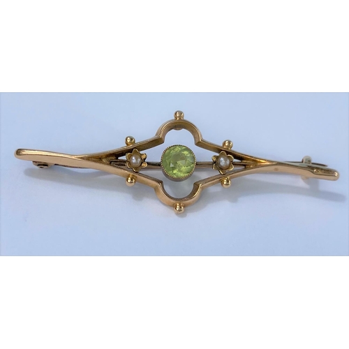 564 - A 15ct hallmarked pierced bar brooch set with peridot and seed pearls, 2 gms gross