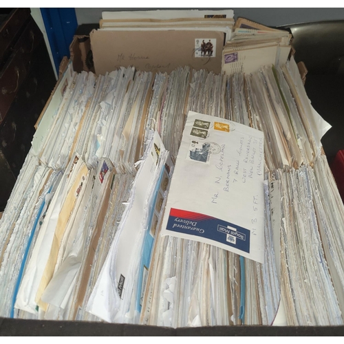 276 - A large quantity of unsorted postal covers with stamps.