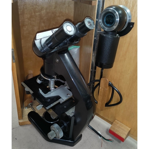 122 - A laboratory binocular microscope with 4 changeable lower lenses 