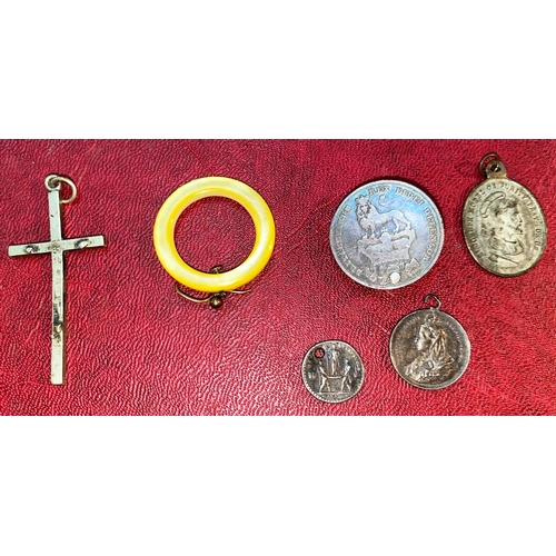 522 - A small selection of antique coins etc and a pewter bowl