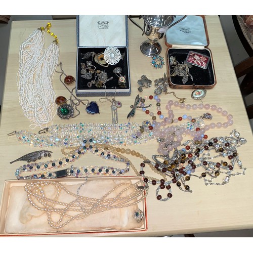 500 - A selection of costume jewellery to include marcasite, necklaces etc and 2 small silver trophy cups ... 