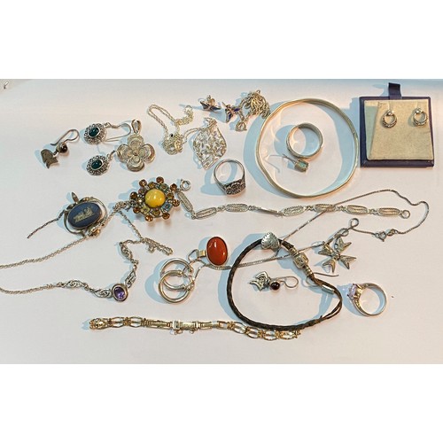 515 - A selection of silver, white metal and other vintage costume jewellery