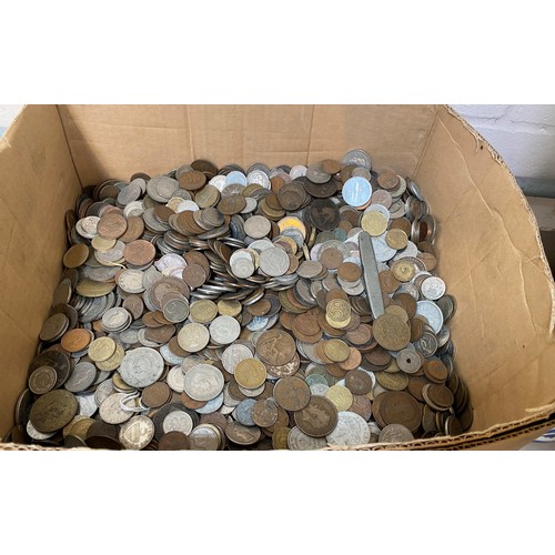 568 - A large quantity of GB and foreign coins, approx. 15kg