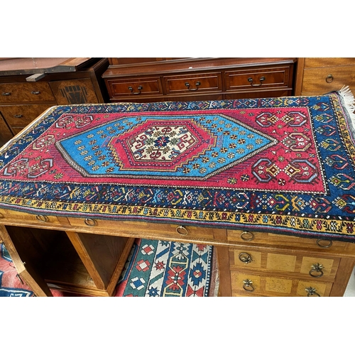 711 - A modern Yahyali Anatolian hand knotted rug, 160 x 90 cm