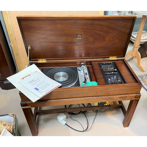 711a - A Dynatron vintage stereogram in reproduction mahogany case, comprising 'gun box' brass mounted coff... 
