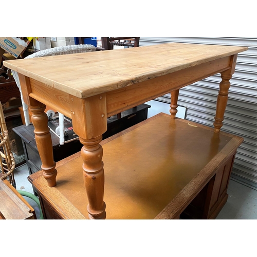 731 - A kitchen table with solid pine rectangular top