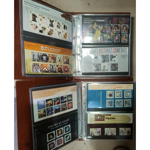 273 - GB: a collection of 50+ presentation packs of commemorative stamps, in an album (2000's), and anothe... 