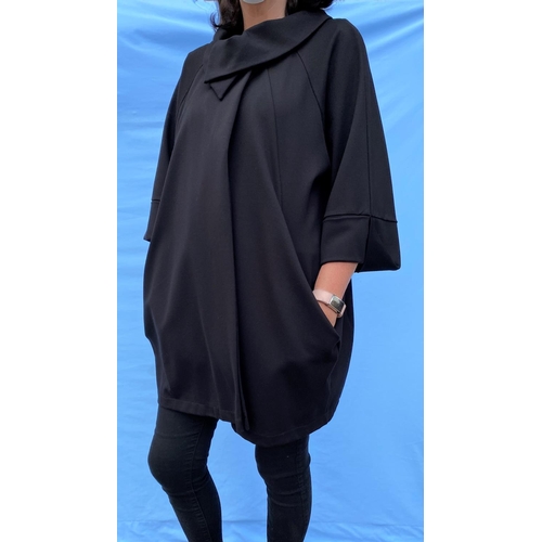 211 - A Joseph Ribkoff black three quarter length jersey coat with large side pockets and elbow length sle... 