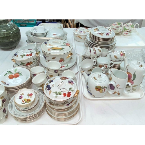 386 - A large quantity of Evesham dinner and teaware by Royal Worcester