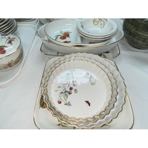 386 - A large quantity of Evesham dinner and teaware by Royal Worcester
