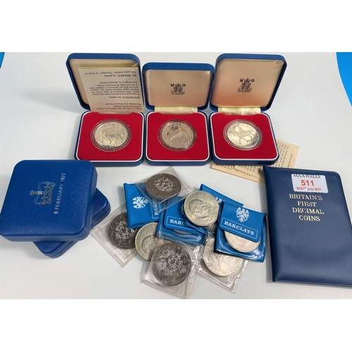 511 - Five 1977 QEII Silver Jubilee crowns, cased; other commemorative crowns and coins