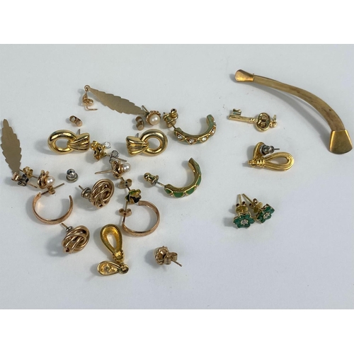 524 - A pair of earrings set green stones, stamped '585'; gilt metal costume jewellery