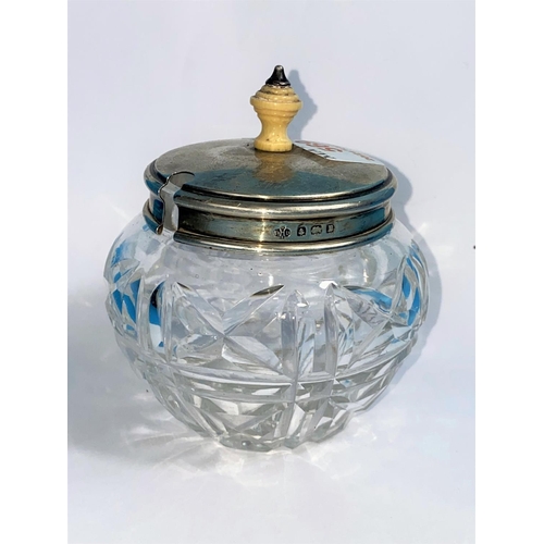 569 - A cut preserve jar with hallmarked silver lid, Birmingham 1926