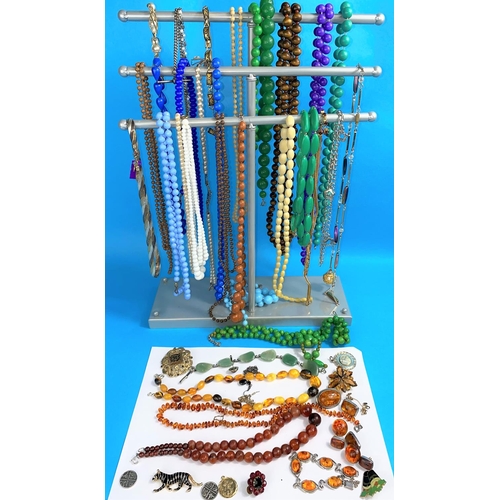 574 - A selection of costume jewellery necklaces
