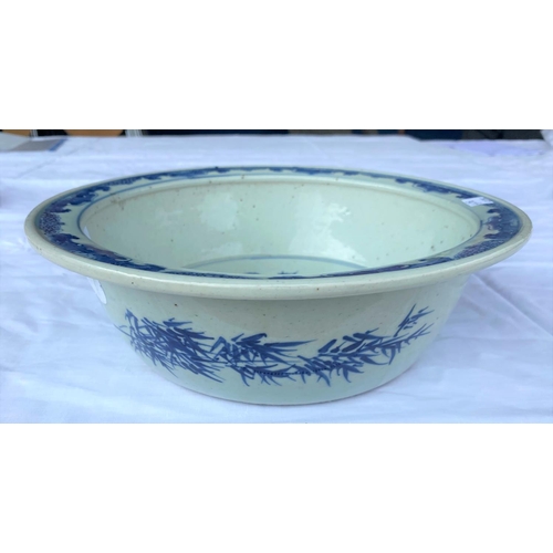 347B - A Chinese blue and white basin with floral decoartion, diameter 31cm