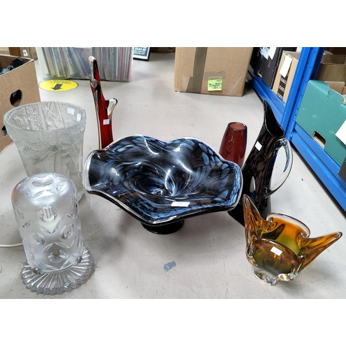 29 - A selection of decorative glass vases