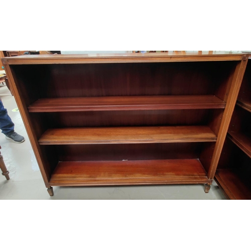 831 - A pair of Georgian style 3 height mahogany bookcases by Reprodux