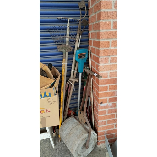 151 - A vintage garden or green roller and a selection of vintage and other garden tools
